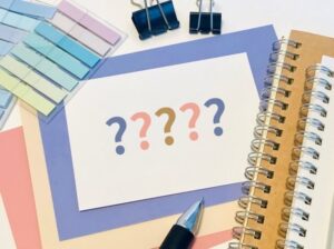 5つのカラフルなクエスチョンマーク